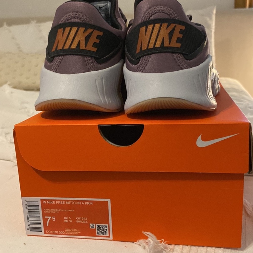Nikes 7.5 - Picture 2 of 2